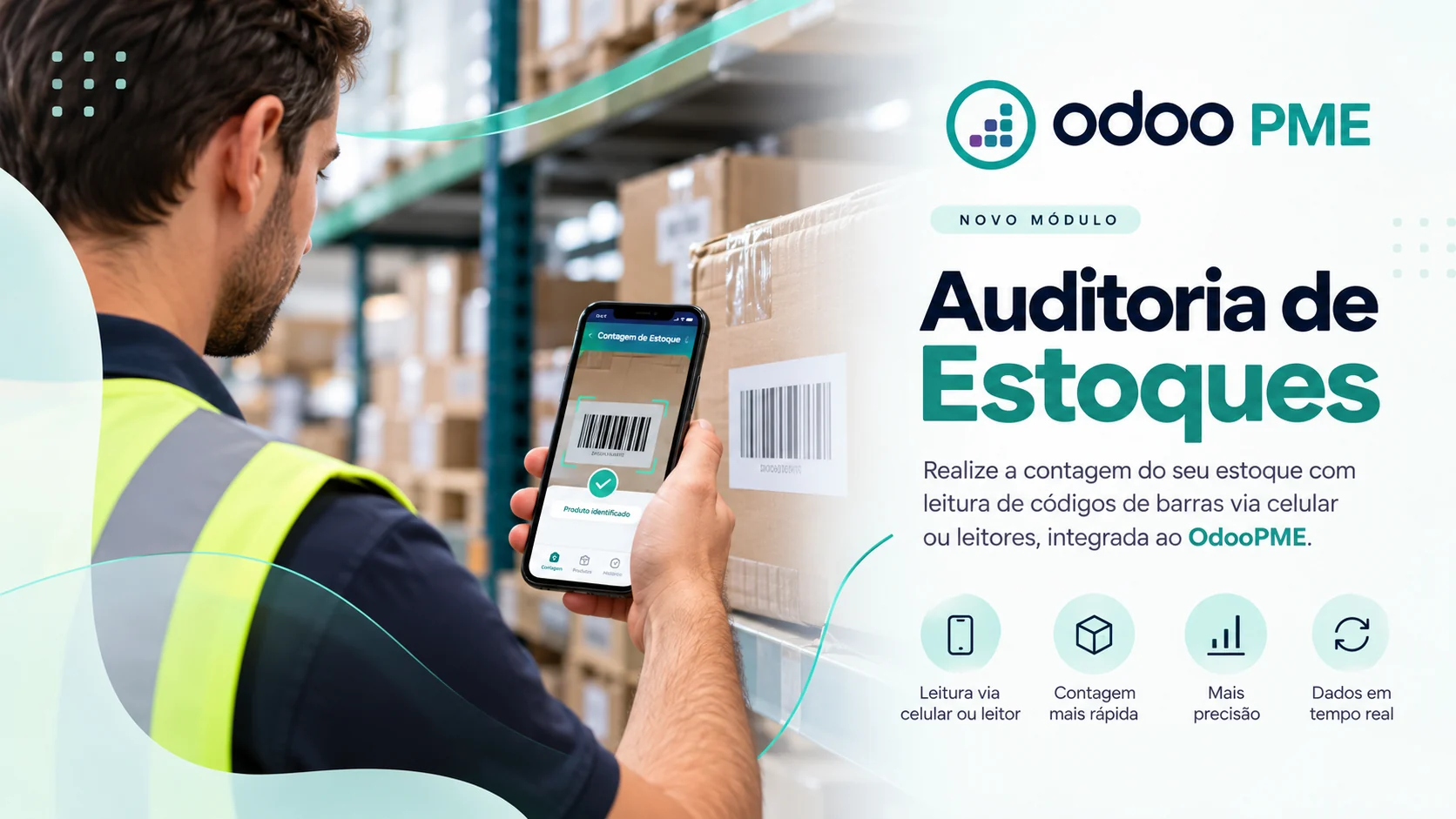 Funcionário de estoque bipando a etiqueta de uma caixa com o celular para a auditoria de estoque do RobSolution